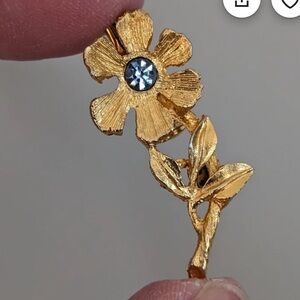 Rare find Vintage gold tone flower pin!!